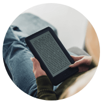 Digitales E-Book wird von Person gelesen