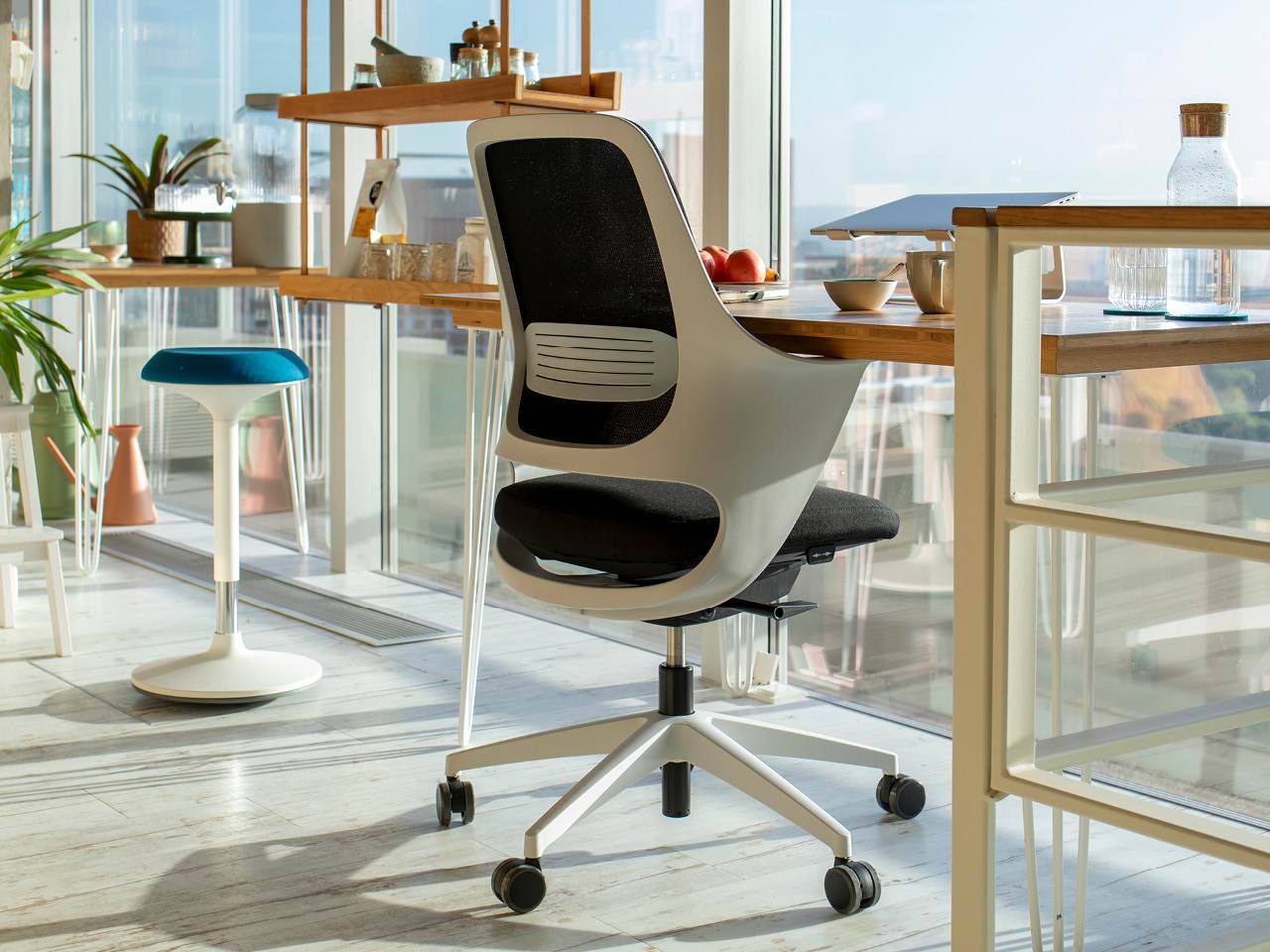 Helles Büro mit ergonomischer Schreibtischstuhl modern in weiß schwarz von Ergotopia